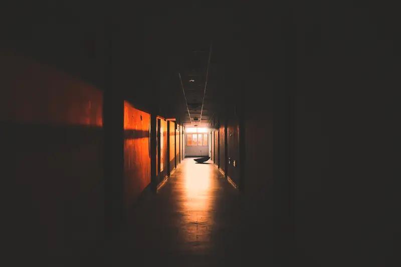 “走开”用不同家乡话说起来可太有意思啦！在北京话和东北话里，“起开”“靠边儿”“