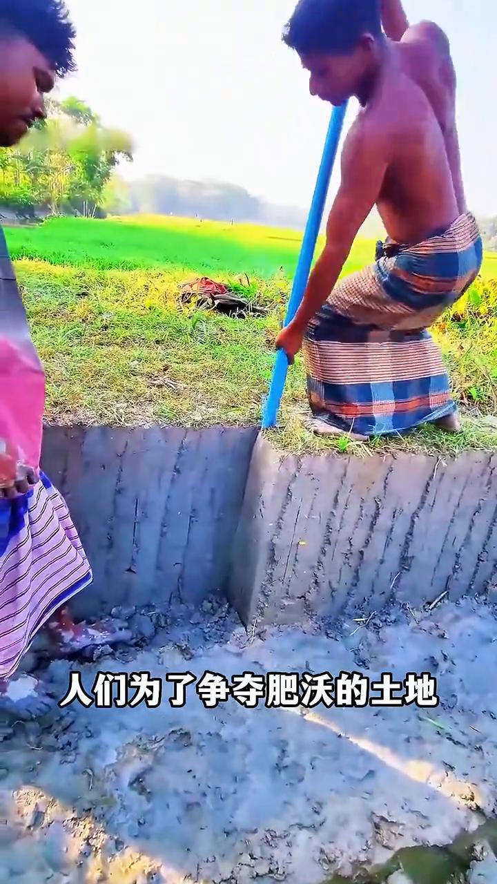 在世界的很多地方，人们为了争夺肥沃的土地彼此争斗。而在孟加拉国，当地人却在把自己
