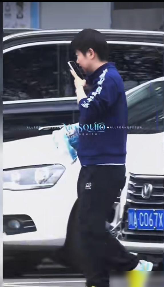 孙颖莎还在封闭训练备战呢。
这天单独下训，没跟体能教练和队医搭伴。刚出馆就摸出