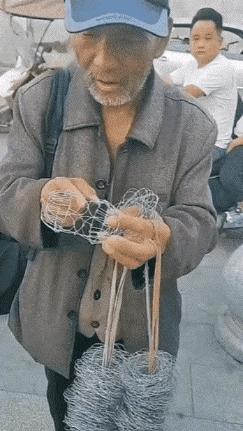 高手在民间！
大爷是孙悟空吗？
这个小东西在它手里老老实实的，
让它变啥就变啥。