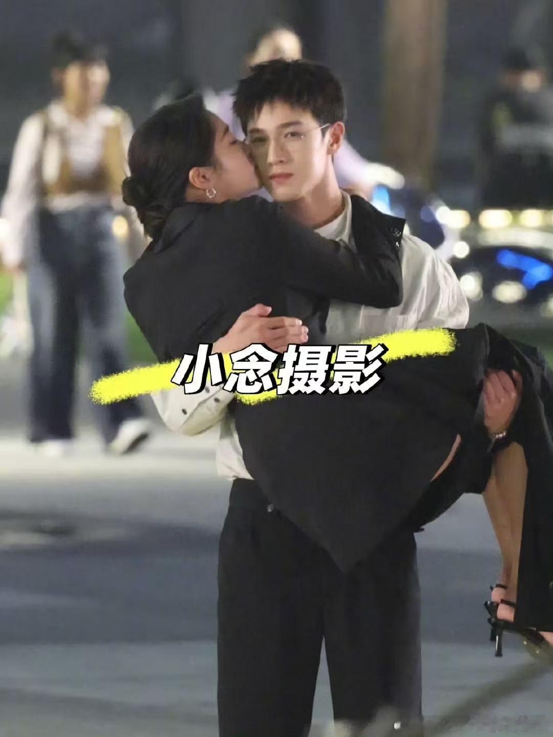 李昀锐关晓彤公主抱脸颊吻 你们定晴信武简直不要太甜了！！！公主抱加上脸颊吻直接把
