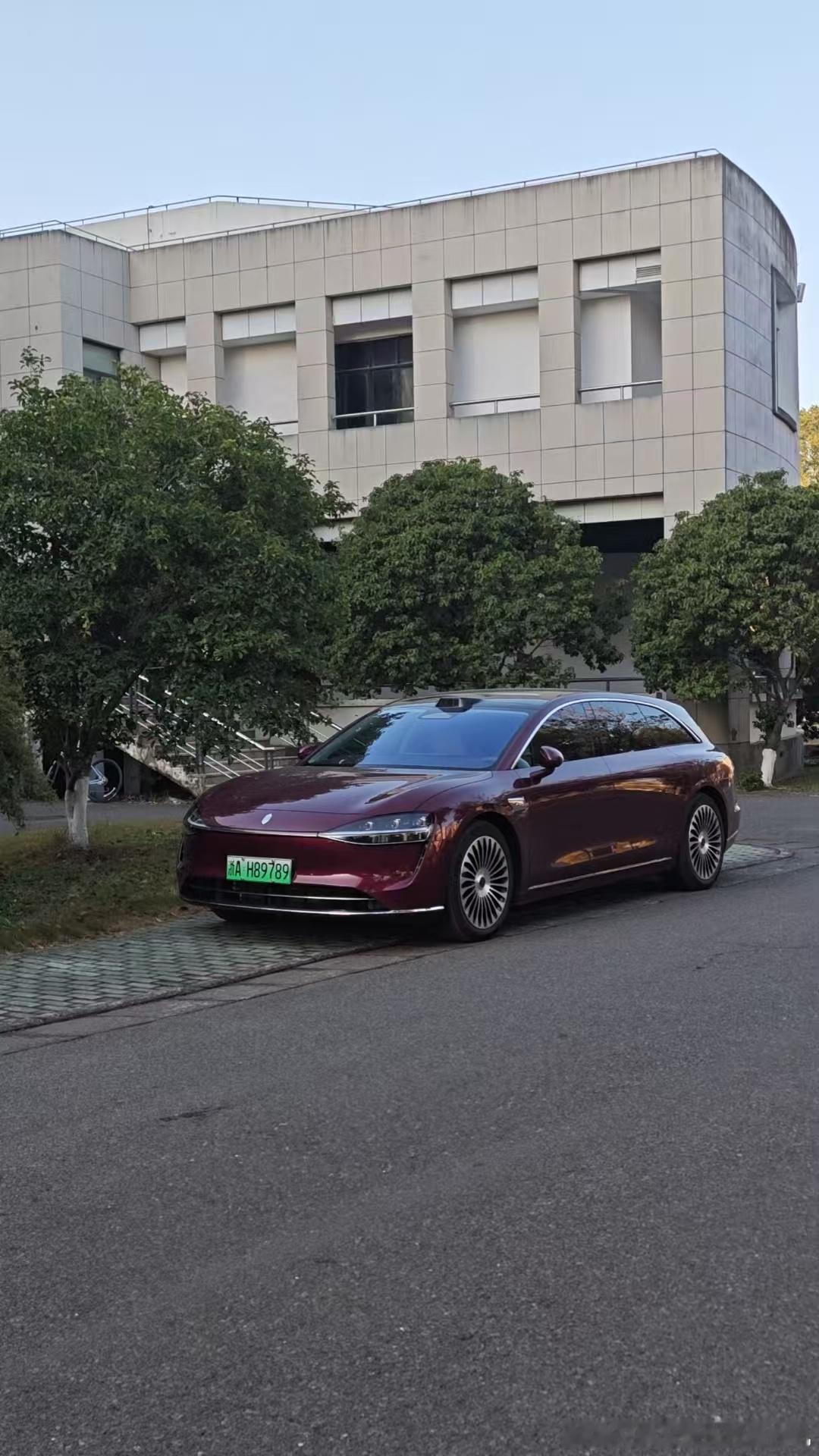 看样子交付越来越快了，早上女儿在微信里说学校里看到一辆S9T，老婆说昨天晚上看朋