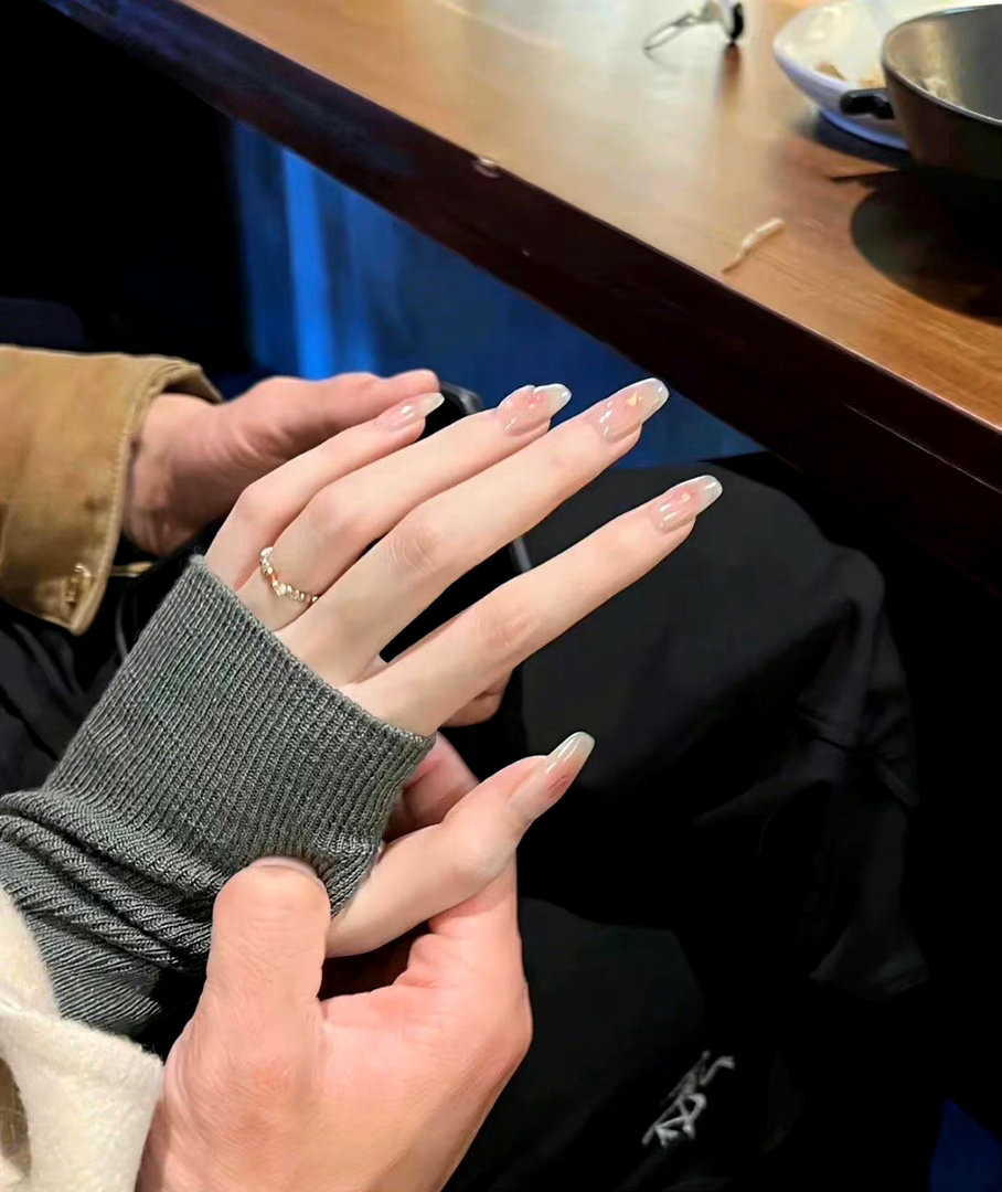“ 酒杯太浅 敬不到来日方长 巷子太短 走不到白发苍苍 不是年少守不住旧心 而是