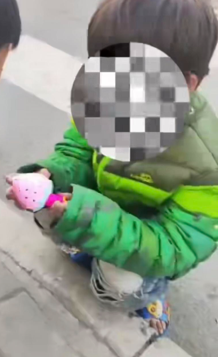 【当地妇联回应“妈妈去世，8岁女孩冬天穿拖鞋外出”：已联合民政等部门介入帮扶】 