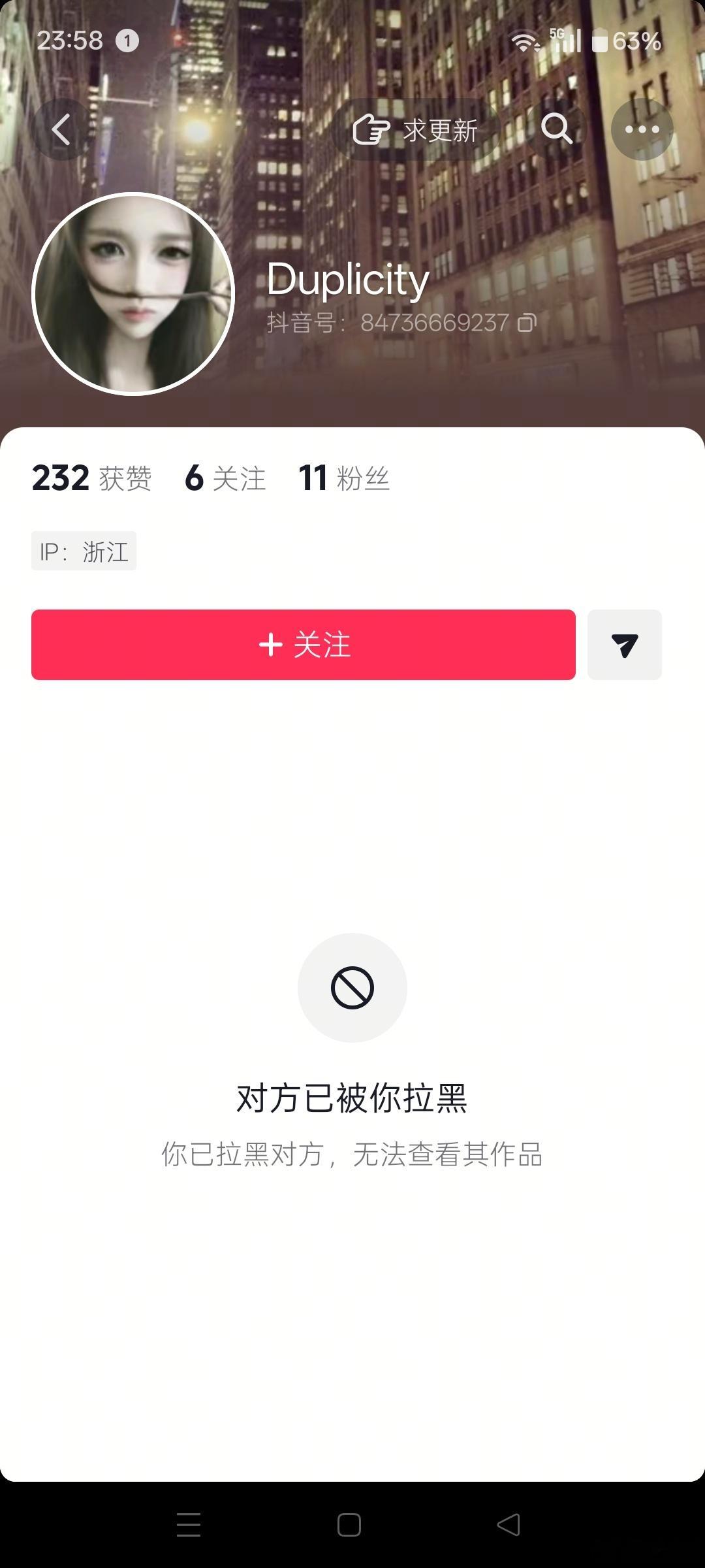 千花百卉含苞笑，杨柳飘絮争春俏。溪水鱼跃浅滩处，莺歌燕舞蜂蝶蹈。春光明媚无限好，