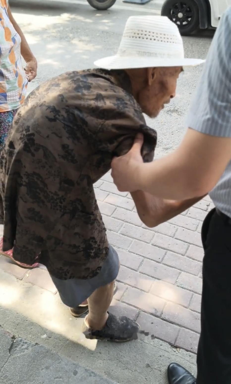 河南商丘，92岁老人佝偻着身子，穿着破棉鞋，在高温的街头，来来回回问了几家店：电