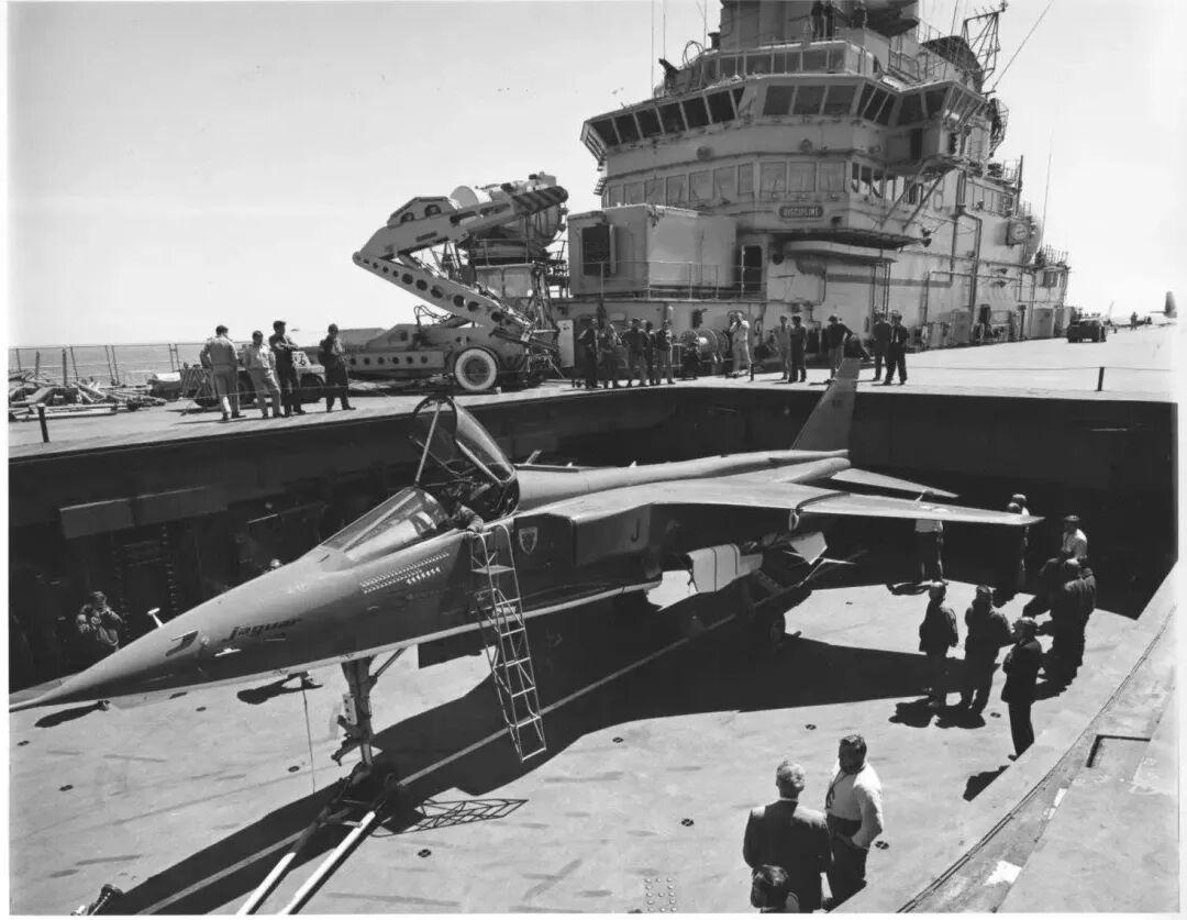 法国的“美洲豹"M型舰载攻击机。 是英法联合研制的"美洲豹"攻击机的舰载型。研发