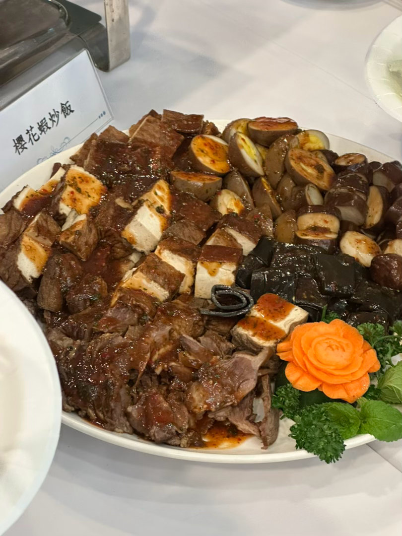 每日一餐分享今天要加班，小確幸是餐點好讚，是大飯店主廚協助的自助餐，期間還有甜點
