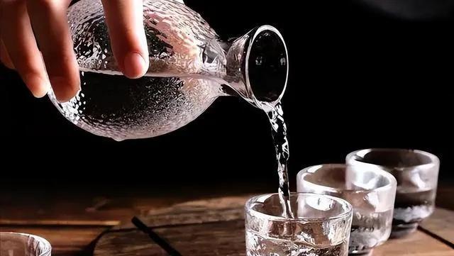 一天二两酒，十年后身体啥样？这4个变化看看你家占几条？

饭桌上那杯白酒，是很多