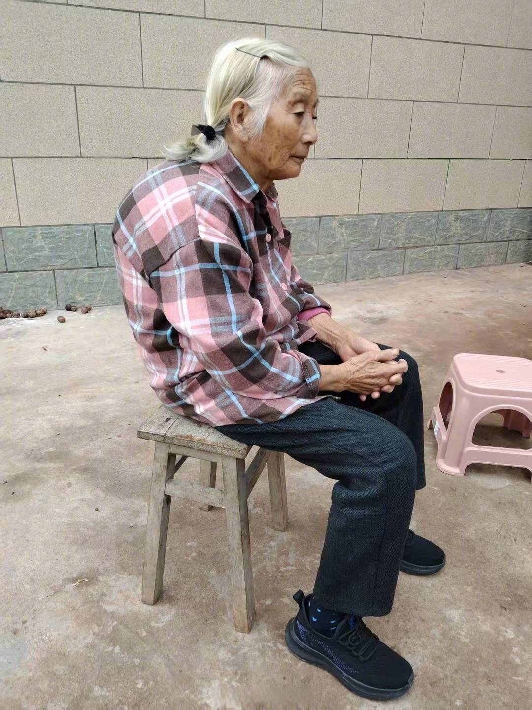 【四川乐山老人留下现金和存折后离家失联】连日来，一则寻找78岁老人毛素云的“寻人