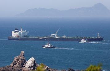 当美伊在霍尔木兹海峡的对峙白热化、一周内美军三轮空袭将全球推向全面冲突边缘时，7