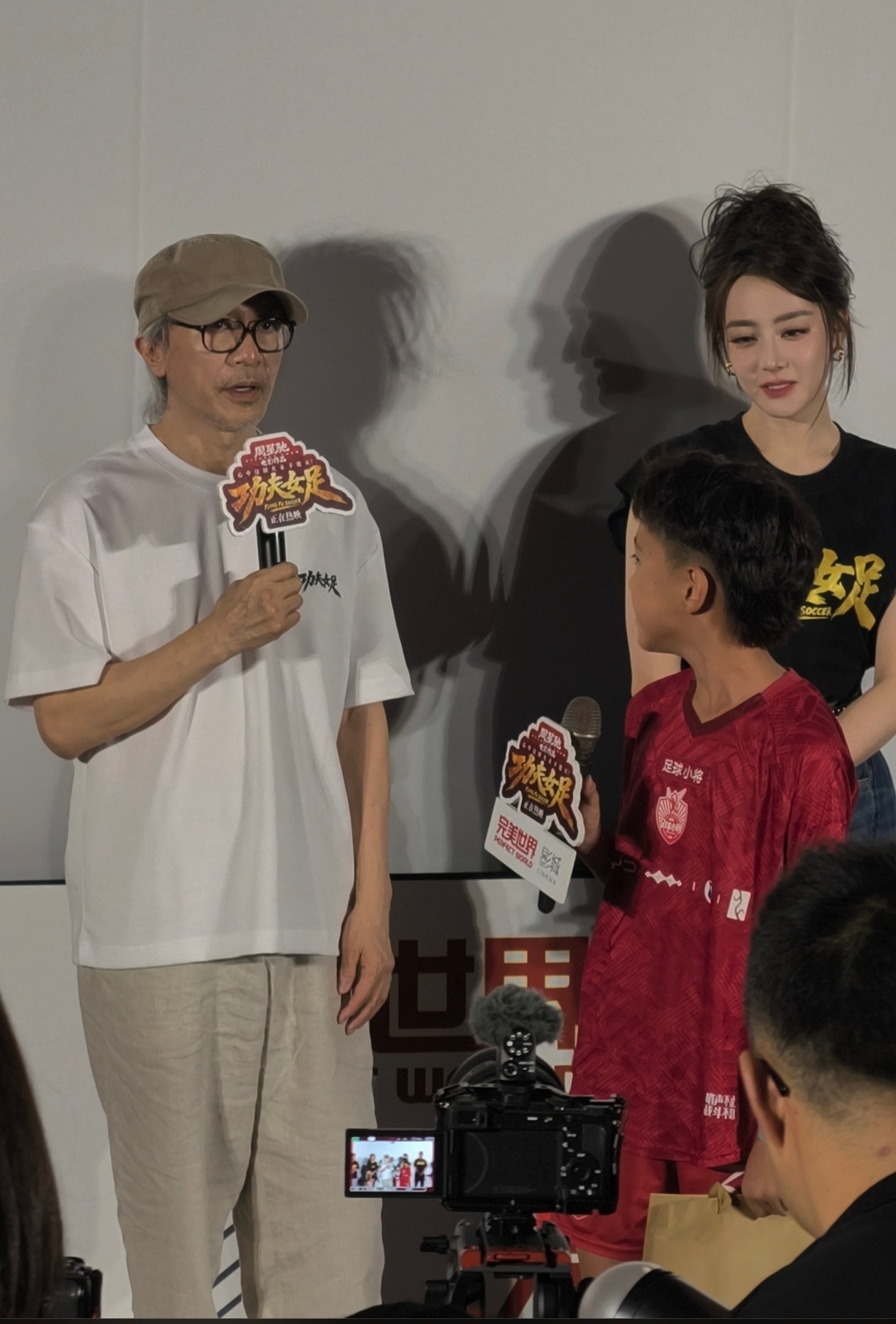 星爷路演和足球少年聊天好温柔今天是《功夫女足》正式上映第一天，非常火爆。在全球首