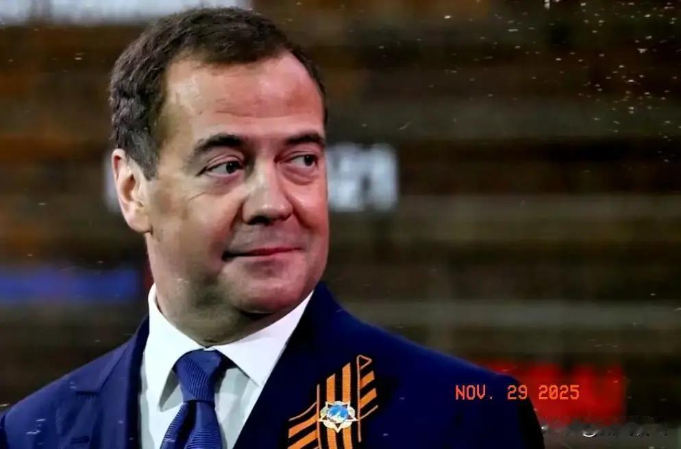 果不其然。
 
俄罗斯前总统梅德韦杰夫突然宣布了他的最新判断。
 
顺着这句话往