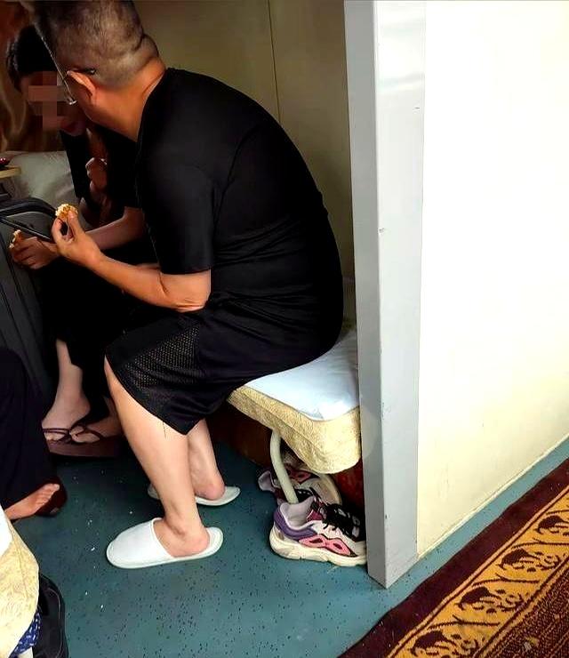 手里攥着上千万的项目，却挤在绿皮火车的铺位上，现在的“野生董事长”都这么魔幻了吗