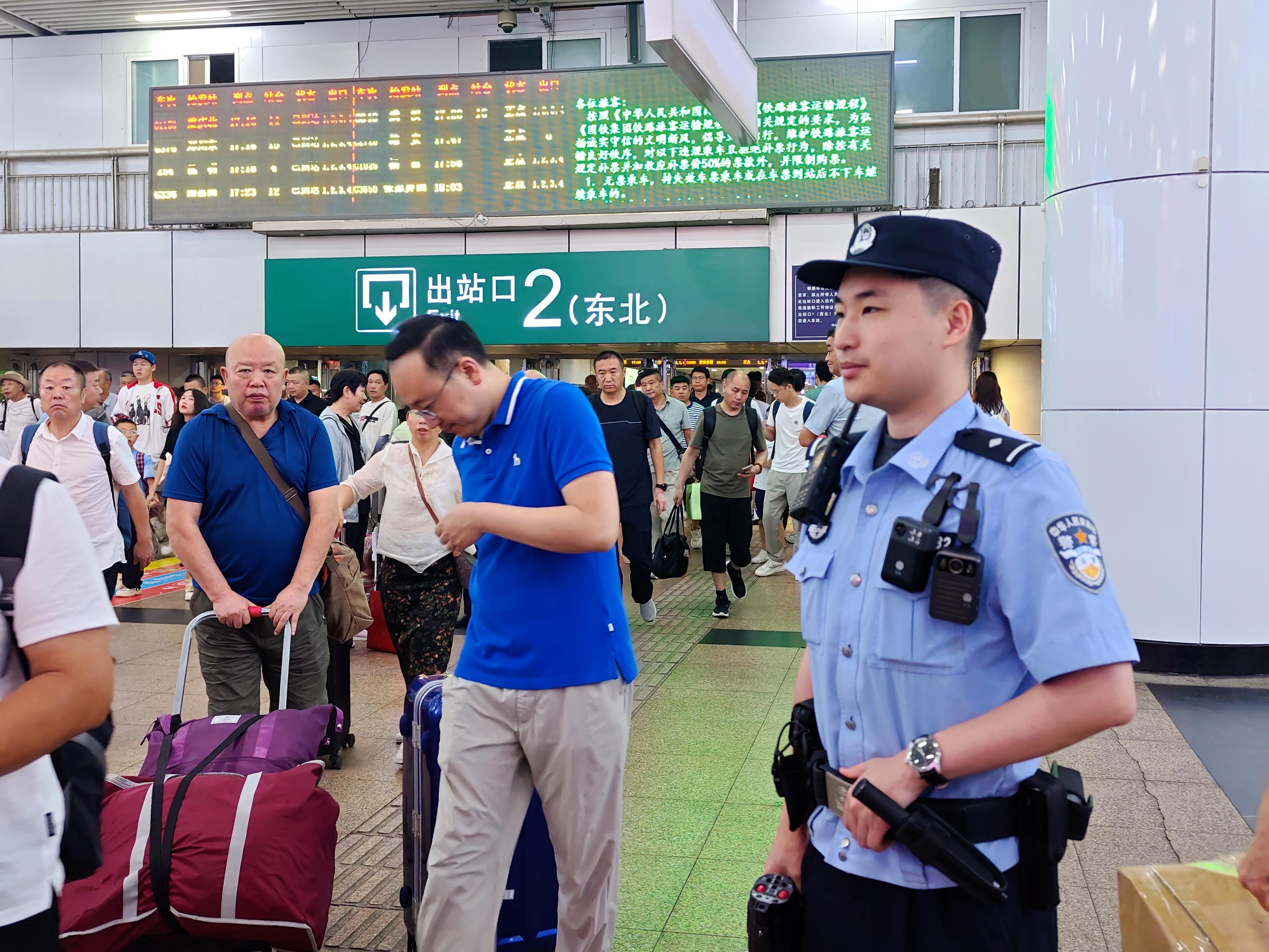 暑运大幕拉开，北京公交警方“警力跟着客流走”