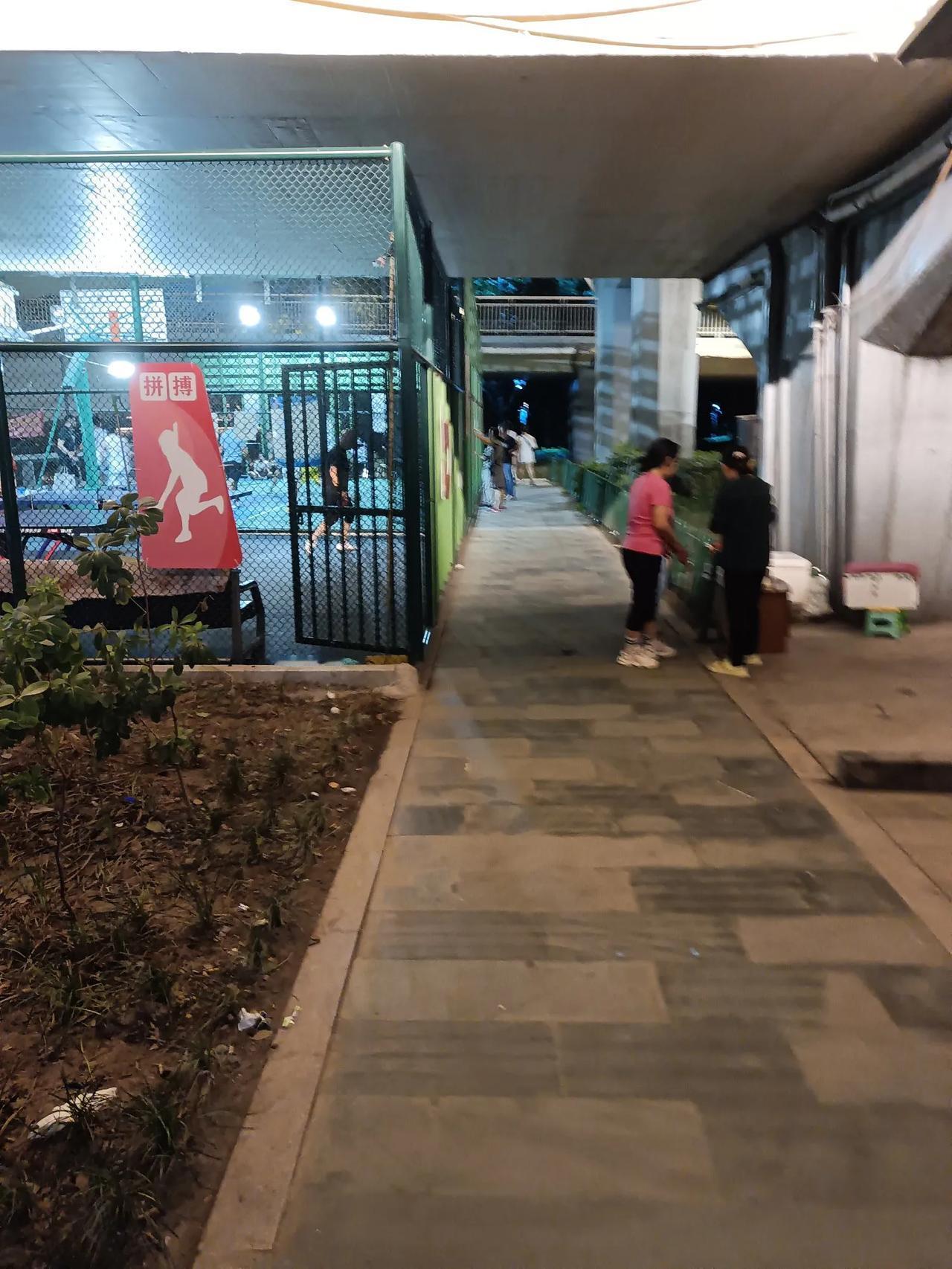 不得不说这真是有生意头脑啊。
杭州今年又是烤箱模式了，看天气预报后面一周都是38