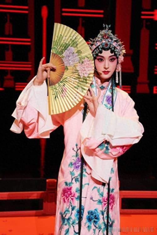 唐九洲扮上杜丽娘那一刻，整个后台开始排队
