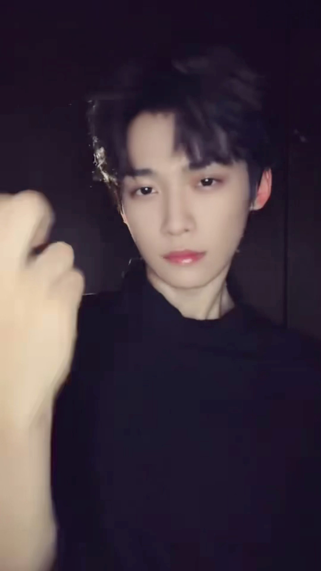 梓渝穿黑色高领毛衣跳复仇摇 梓渝穿黑色高领毛衣跳复仇摇手势舞 这个冷脸萌  完全