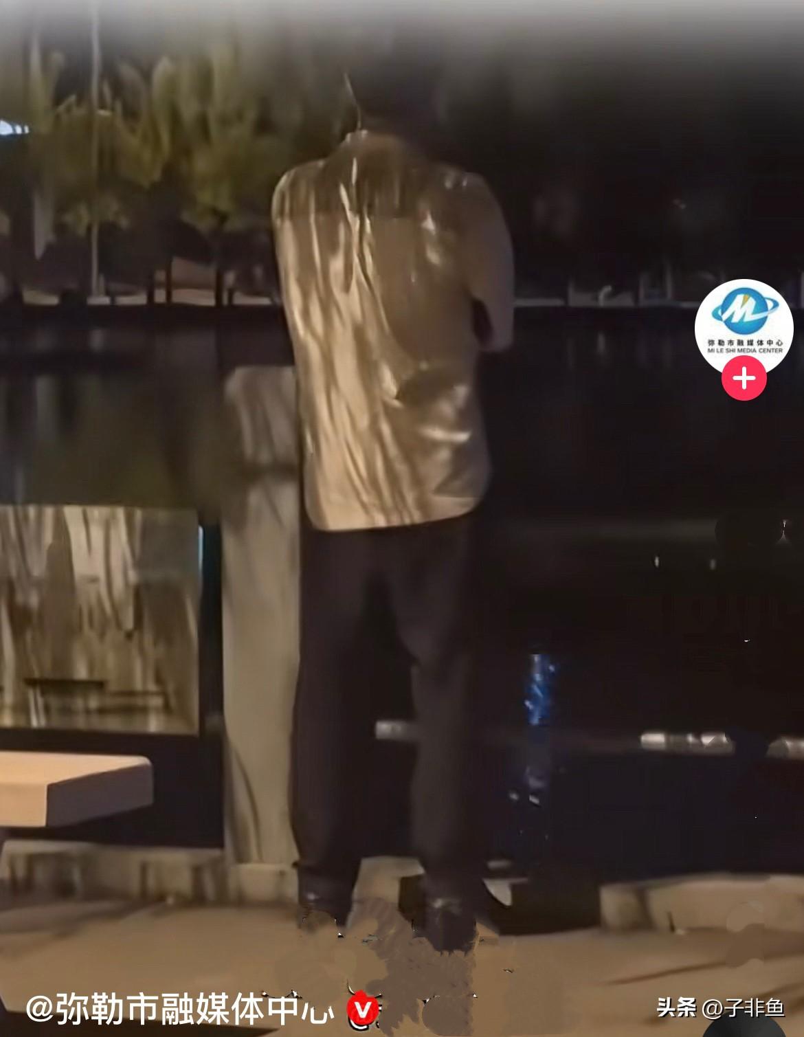 被暖到了……
近日，浙江金华的晚上，湖边这一幕太温柔了……
        夜晚