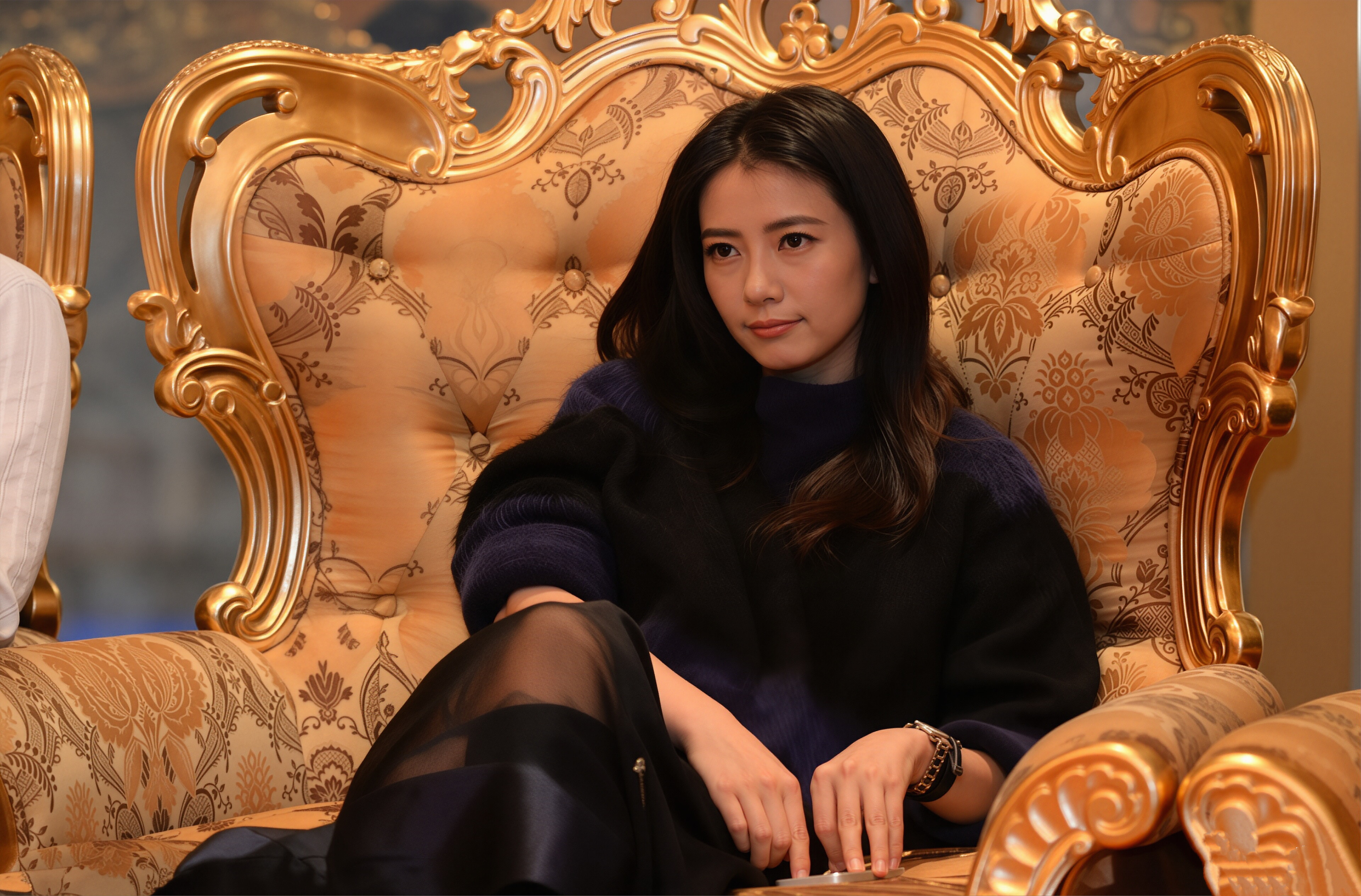 高圆圆 神态松弛又沉稳，完美呼应了“谷饲式减脂”的调侃梗。她从容的状态，像极了那