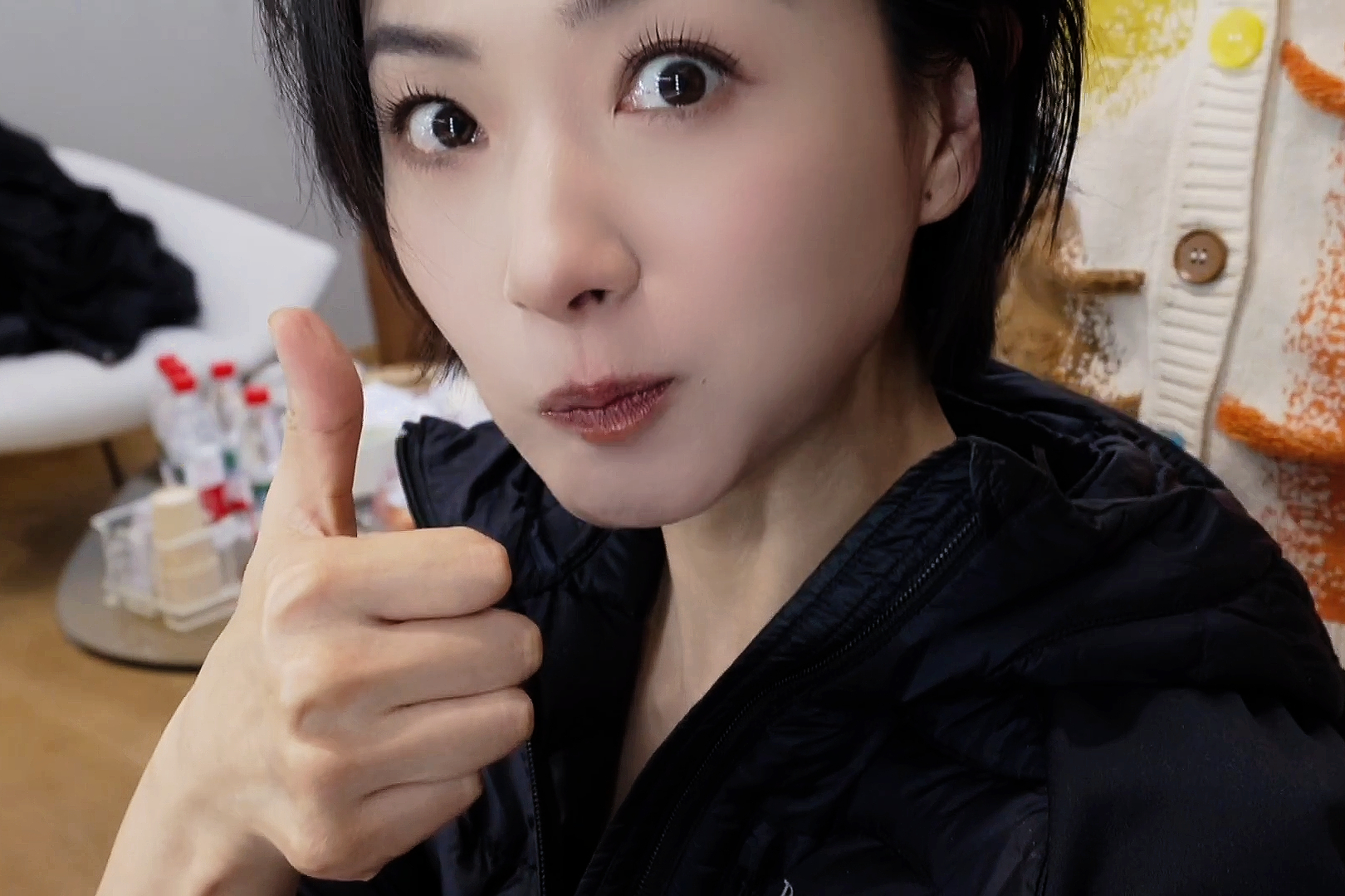 万茜 ｜万茜的幕间漫游记 ｜万茜icy 月亮总爱模仿你弯弯的眉眼，可惜它偷不走你