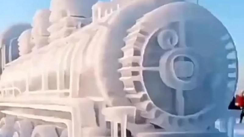 第二十七届哈尔滨冰雪大世界里，百年列车冰雕火爆全网。迎宾区中，蒸汽火车冰雕长42