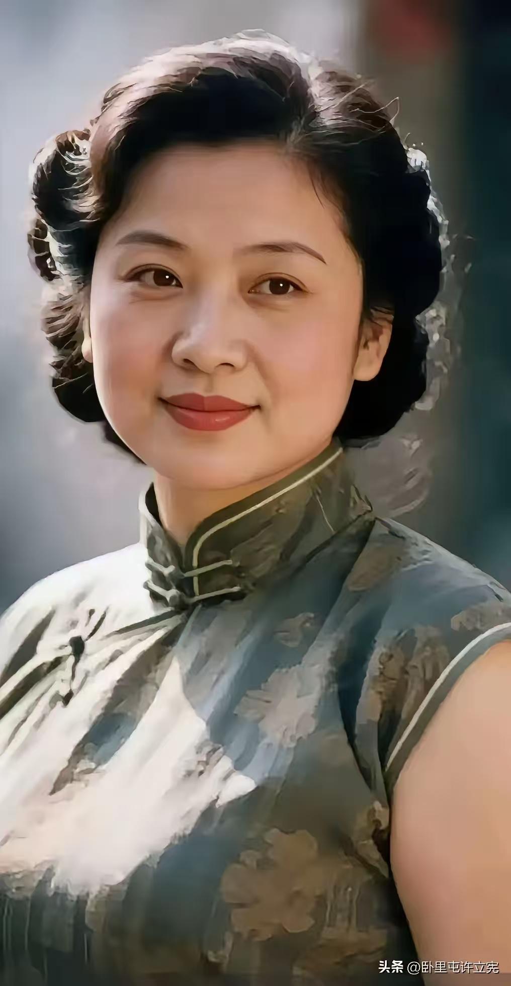 天净沙·红颜易逝
昔年美若娇花，
十人九口称佳。
弹指红颜岁遐。
皱生牙谢，
老