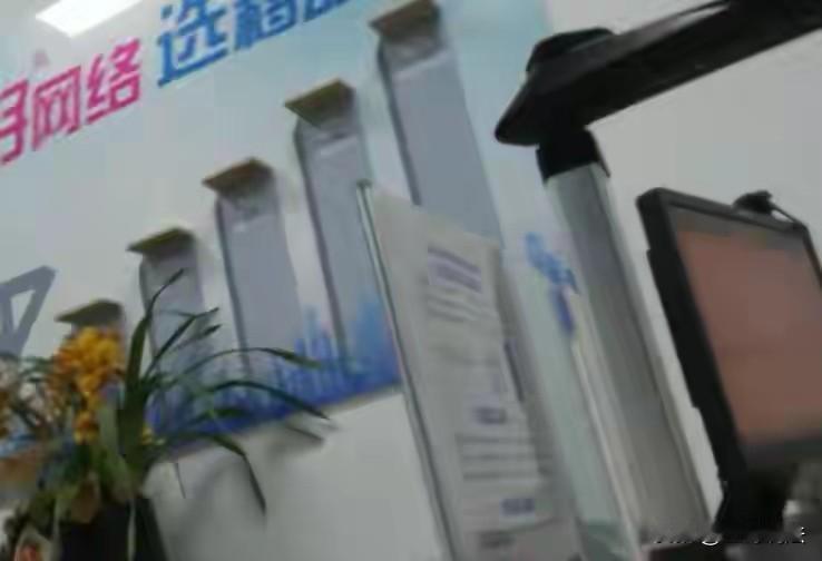 山东，一男子妻子办了张尾号55555的靓号，最低消费100元，可随意过户，之后男
