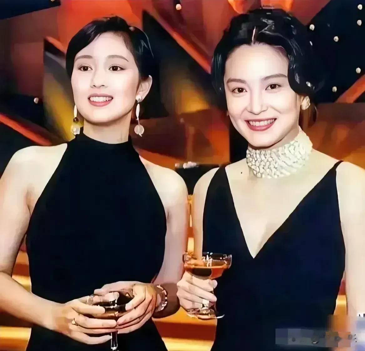 当年的两位大美人曾一同合作拍摄《笑傲江湖》，她们各有千秋，美得令人惊叹。一个性感