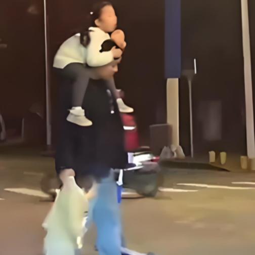 这种“待遇差”极大的带娃方式，其实是高压带娃环境下的一种真实解压。

这种强烈的