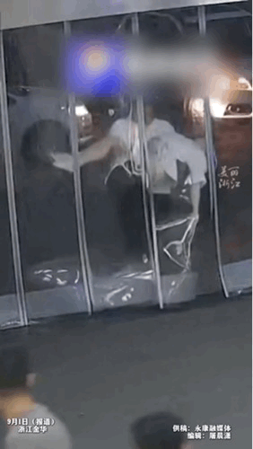 外卖小哥3分钟救命，这波操作太让人破防了！外卖小哥深夜取餐时，炸鸡店店主女儿突然
