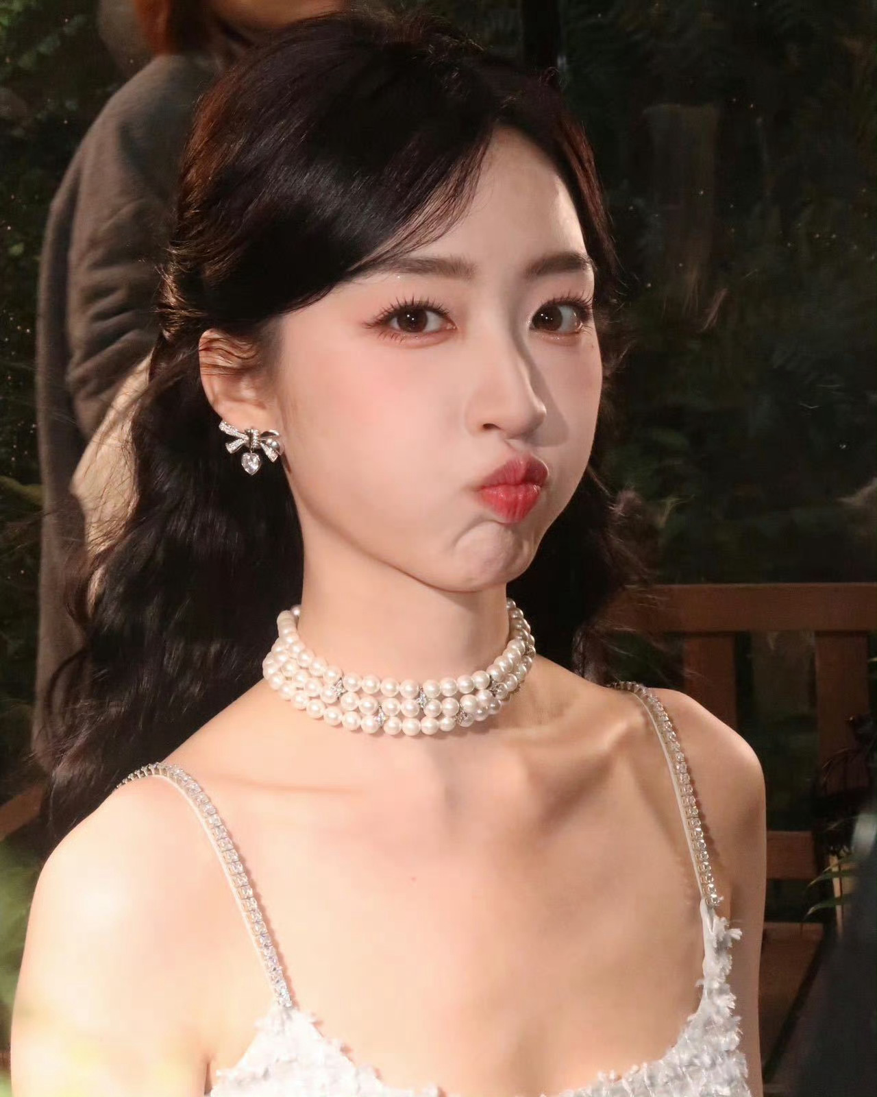 邓恩熙这轻轻一扭，瞬间将氛围感狠狠拿捏住啦！软萌动作超可爱，唱跳实力在线，搭配绝