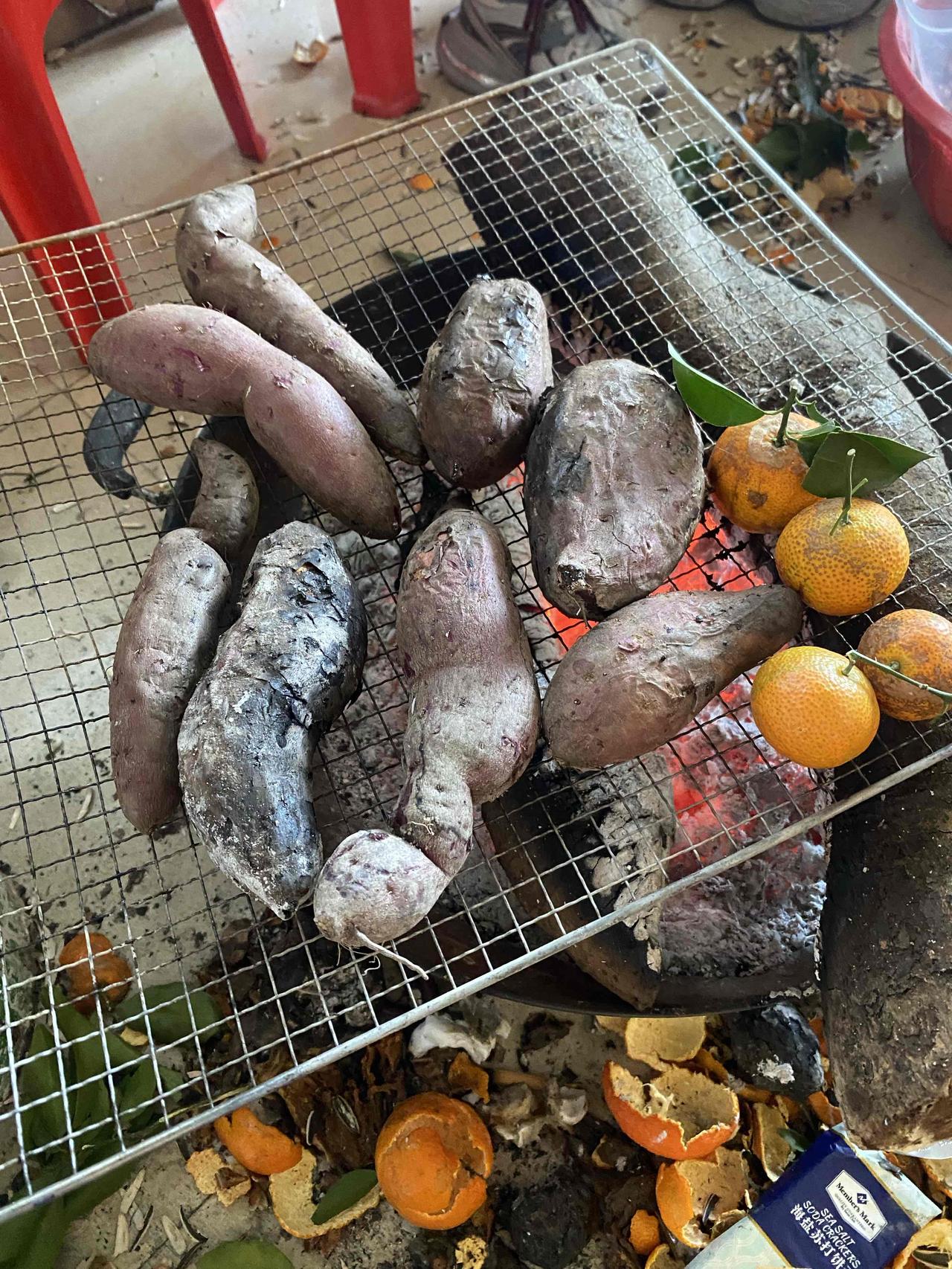 救命！是谁还没试过荔枝柴烤的番薯！🍠 这玩意儿一掰开，糖心都在流油，香到邻居都