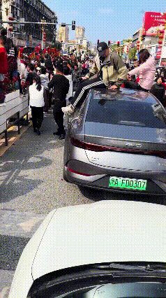 这？这？这？
你确定这是比亚迪？！
确定这不是车黑？！

吓得我赶紧摸了摸自己的