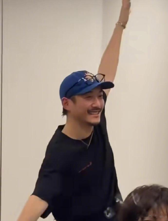 张兴朝短袖是jennie周边 牛爷爷的小秘密被发现啦～身着 Jennie 周边 