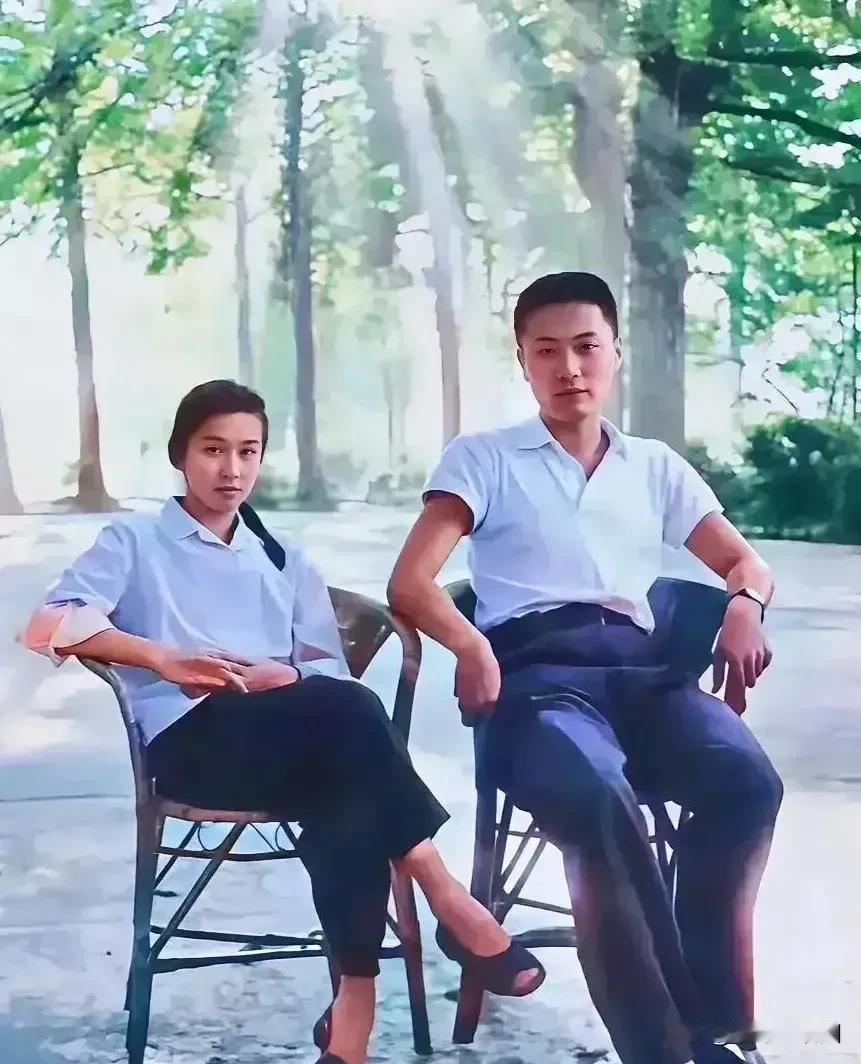 度蜜月时的陈小鲁，穿着白色T裇衫，剪着板寸头，年轻帅气！

粟惠玲呢？上穿的确良