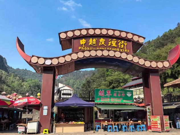 一个越南网友发帖，一句话就戳中了无数人的心窝子。
他说，我们拼了命从中国独立出来