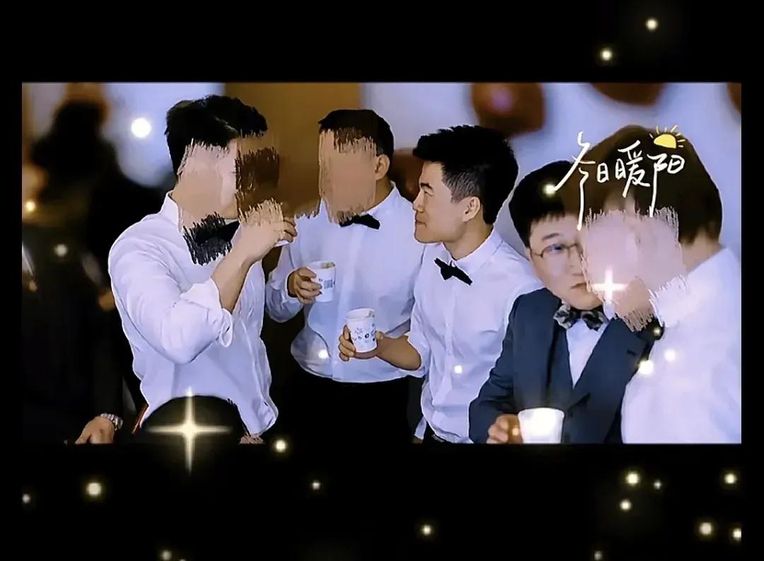 zmn们看过来，这是什么情况，这帅帅的伴郎是谁？

谁的婚礼能让他如此高调参加。