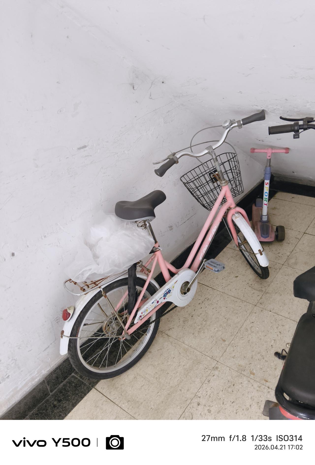 8.98元，昨天给车加油，92号油每升8.98元，我开玩笑的跟加油的师傅说：不如