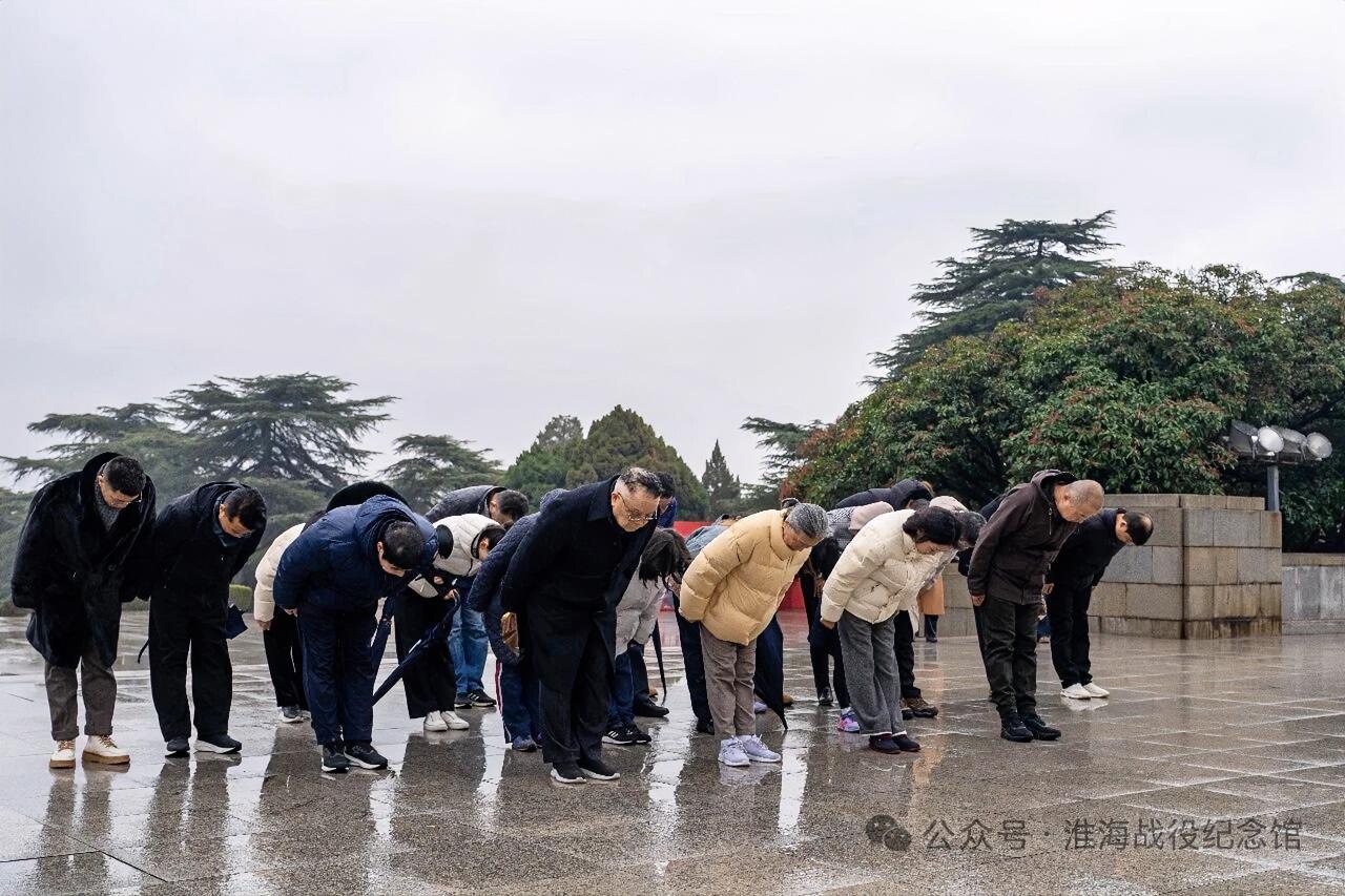 12月23日，粟裕将军亲属一行来到徐州，走进淮海战役烈士纪念塔园区，瞻仰英雄丰碑