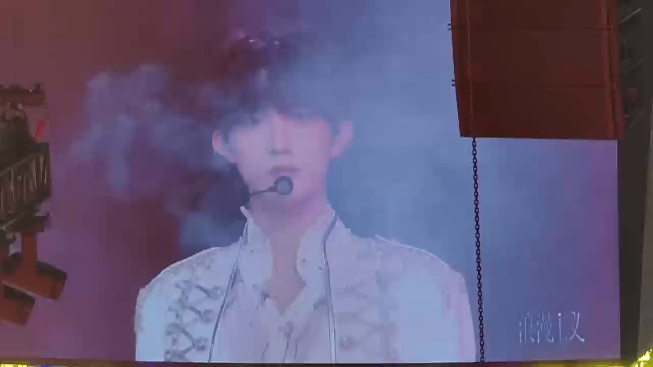 苏新皓苏新皓歪头笑苏新皓生图战神登陆少年浪漫主义演唱会，苏新皓歪头笑好苏啊，简直