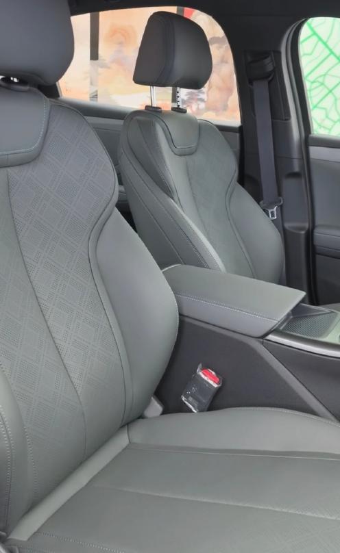 这款比亚迪秦PLUS DM-i的黑色内饰看上去虽然谈不上多么的大气豪华，但是作为