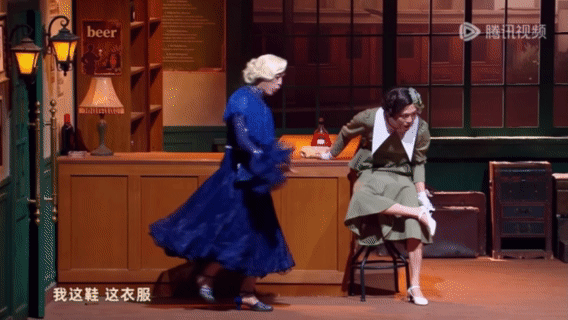 刘同女装刘同穿女装的一幕太经典了！绿色连衣裙搭配不听使唤的高跟鞋，他踉跄上台的模