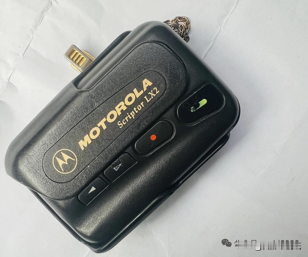 寻呼机这玩意儿，现在的小年轻怕是没见过。在九十年代，手机还没影儿的时候，要是腰上