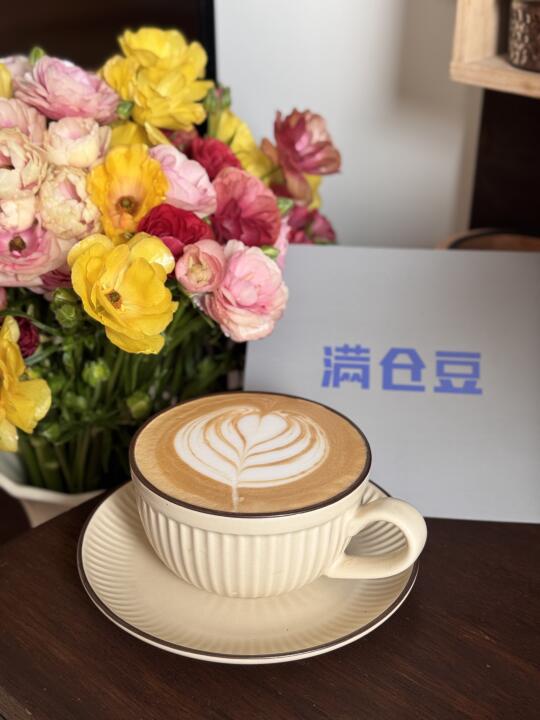 阳光正好，来杯咖啡提神醒脑～