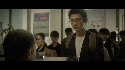 疑似李沐风切号白敬亭 李沐风这段剧情又惨又好笑！挤公交挤不上，蹭方灵渊的自行车还