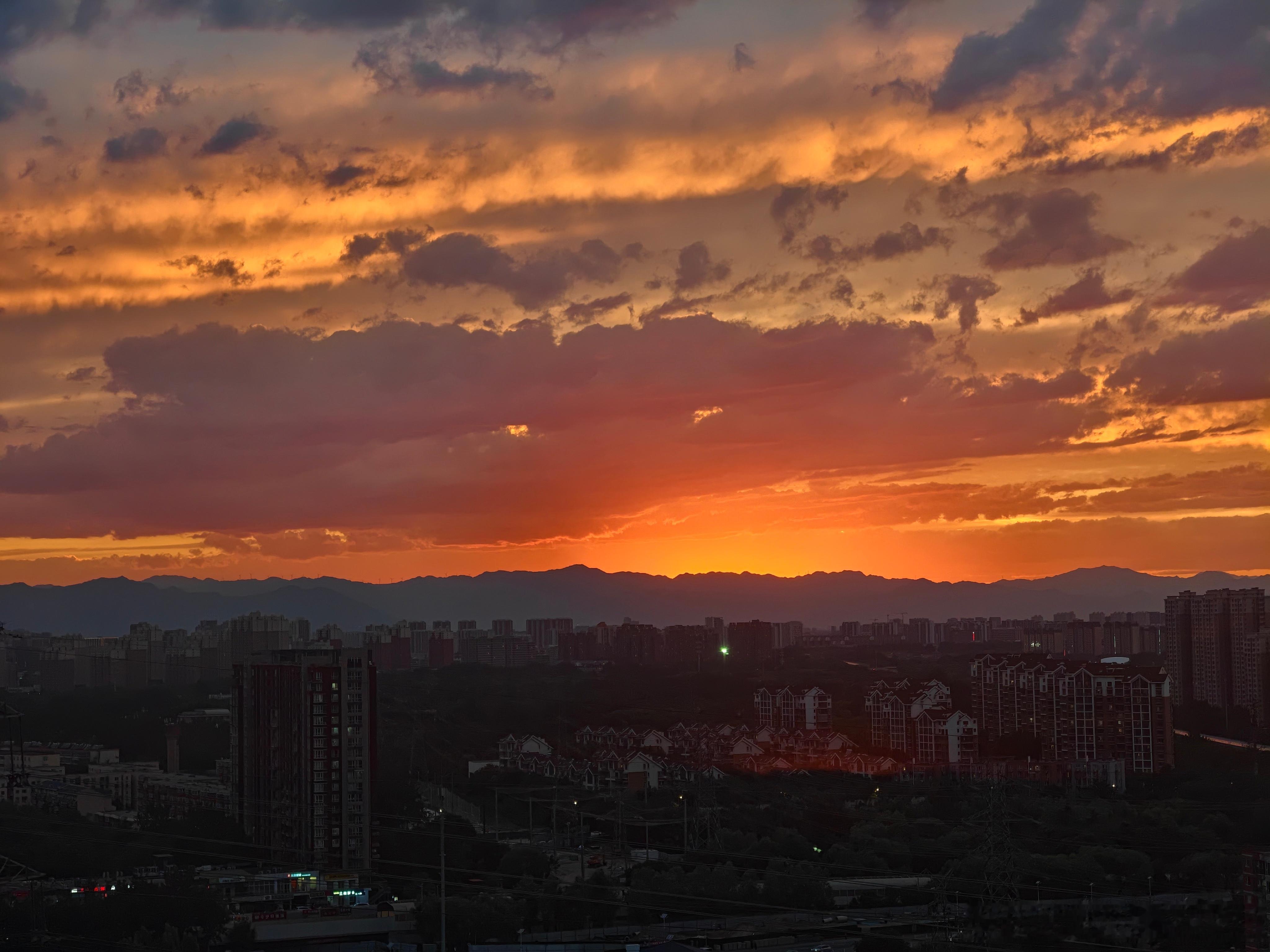 今天北京的夕阳真的绝了。特地跑到25楼拍的！最美晚霞