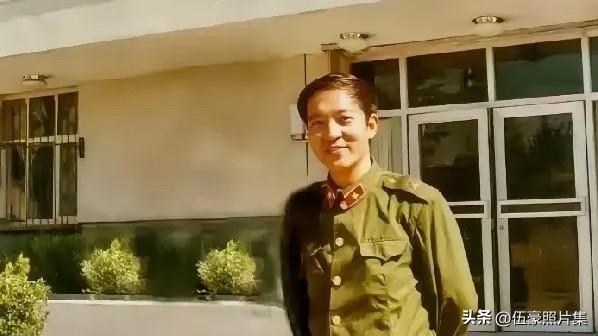 1971年，河北省丰宁县，牛群身穿65式军装、笑容灿烂的老照片。当时，他还不满2