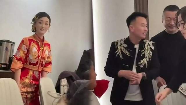 心比天高？大衣哥前儿媳订婚后频繁晒幸福，未婚夫否认结过婚 