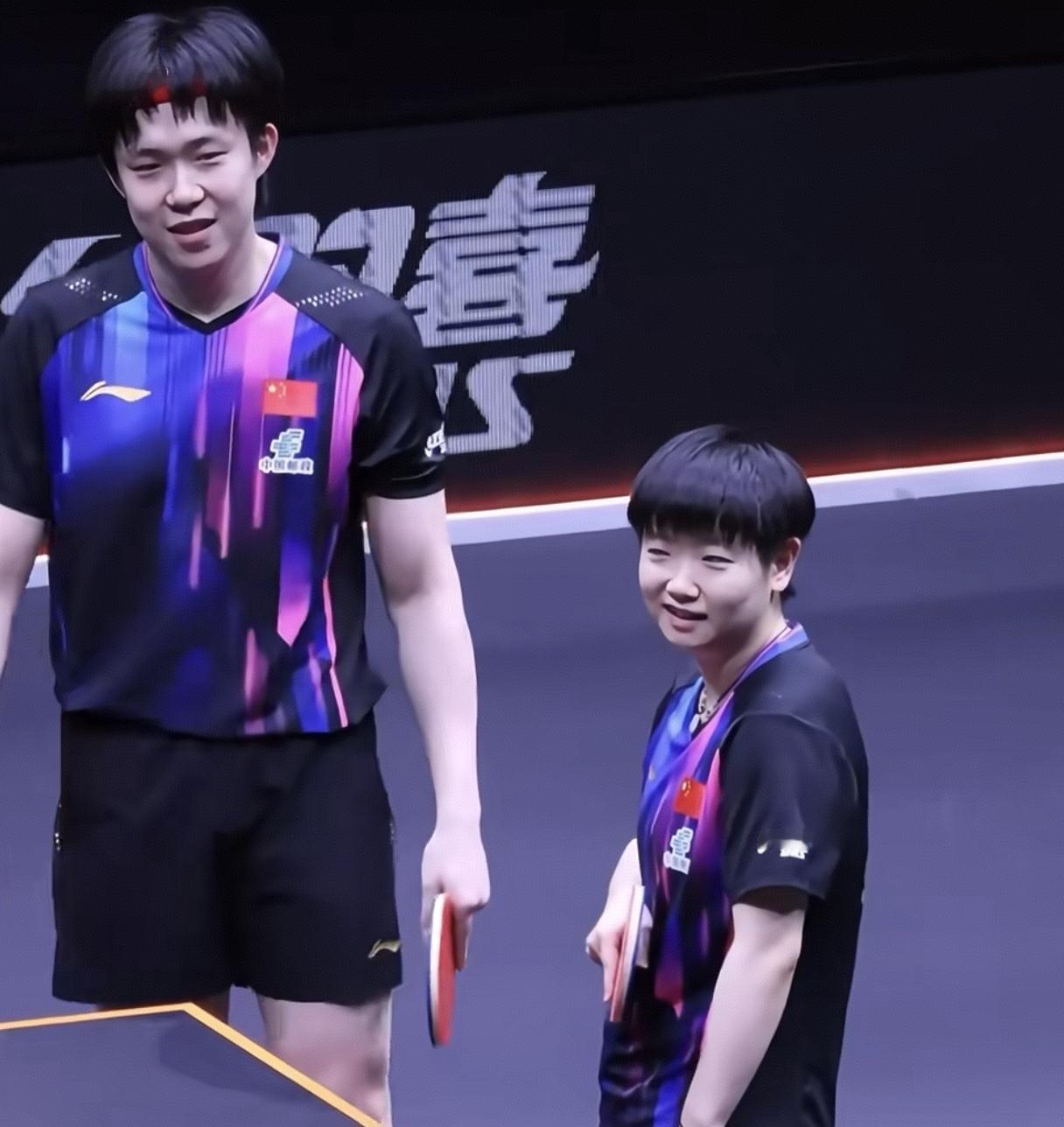 裁判把擦边球误判给孙颖莎王楚钦时，比分已经10:5。
林诗栋突然笑出声：“直接打